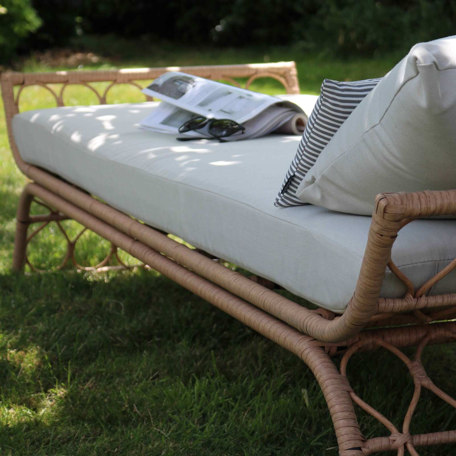 Panca da giardino in resina intrecciata