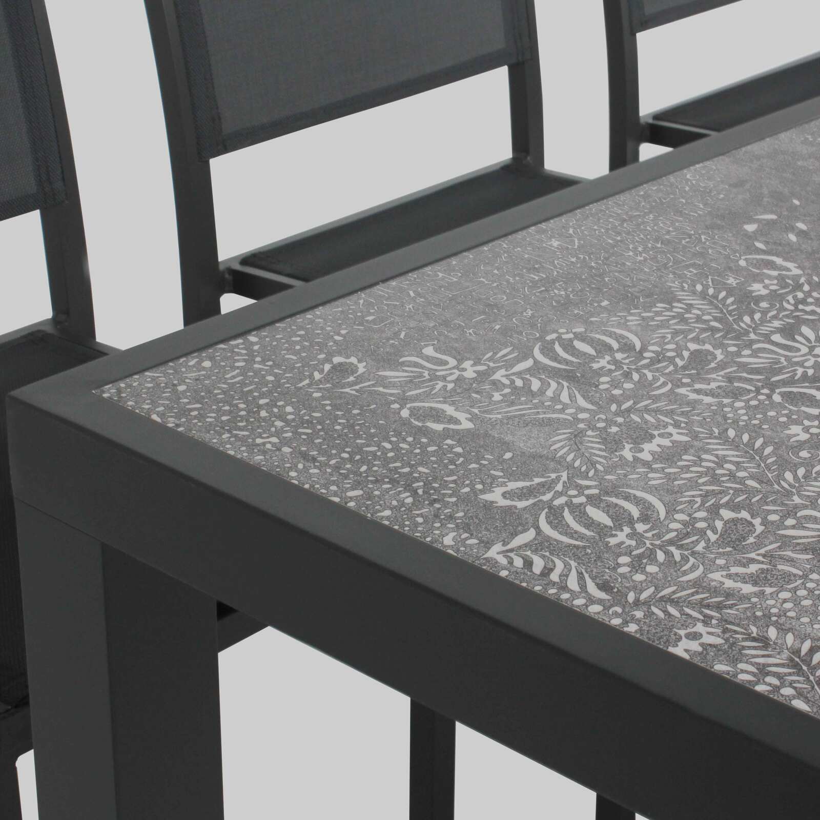 Tavolo da giardino in ceramica effetto timbro 185 x 95 cm con 6 sedie senza braccioli e 2 sedie con braccioli