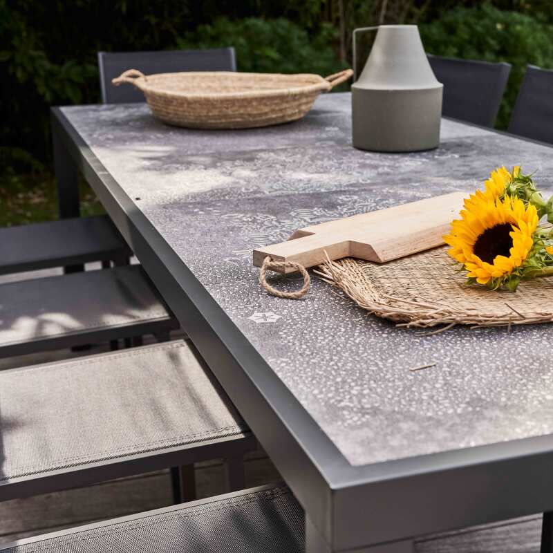 Tavolo da giardino in ceramica effetto timbro 230 x 95 cm con 8 sedie e 2 sedie con braccioli