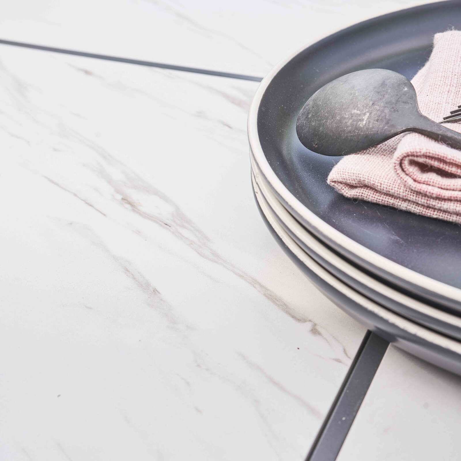 Tavolo da giardino in ceramica effetto marmo (182 x 121 x 74 cm)