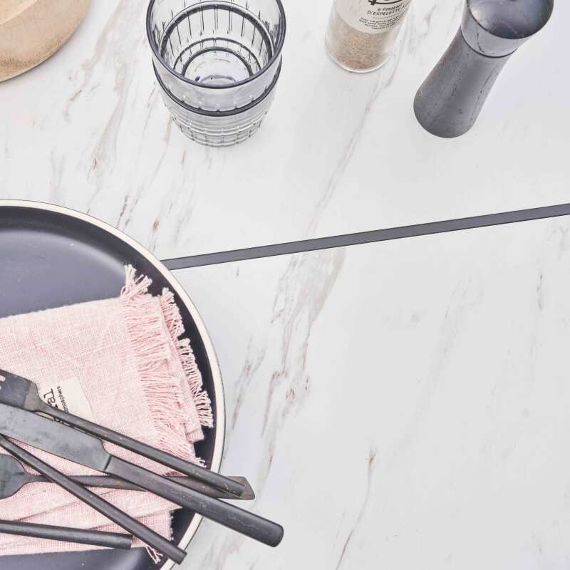 Tavolo da giardino in ceramica effetto marmo (182 x 121 x 74 cm)