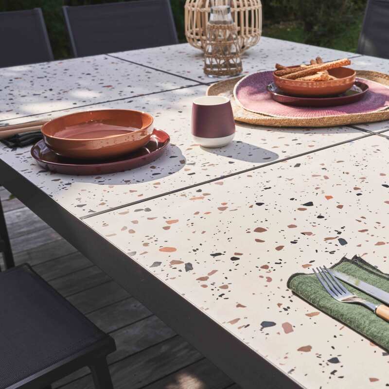 Tavolo da giardino in ceramica effetto terrazzo 182 x 121 cm con 10 sedie