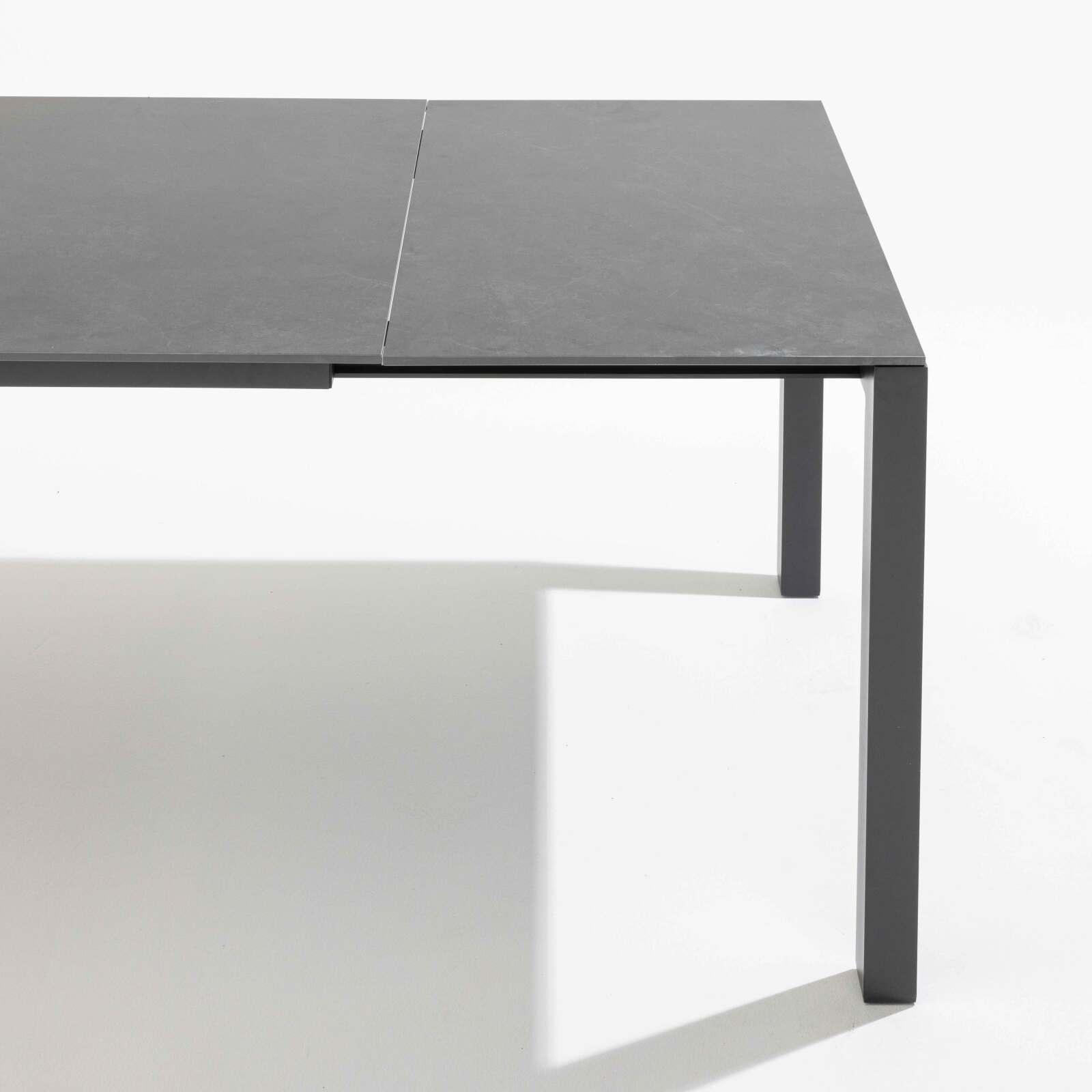 Tavolo da giardino rettangolare allungabile (180/240 x 90 x 75 cm) in alluminio e pietra grigio antracite
