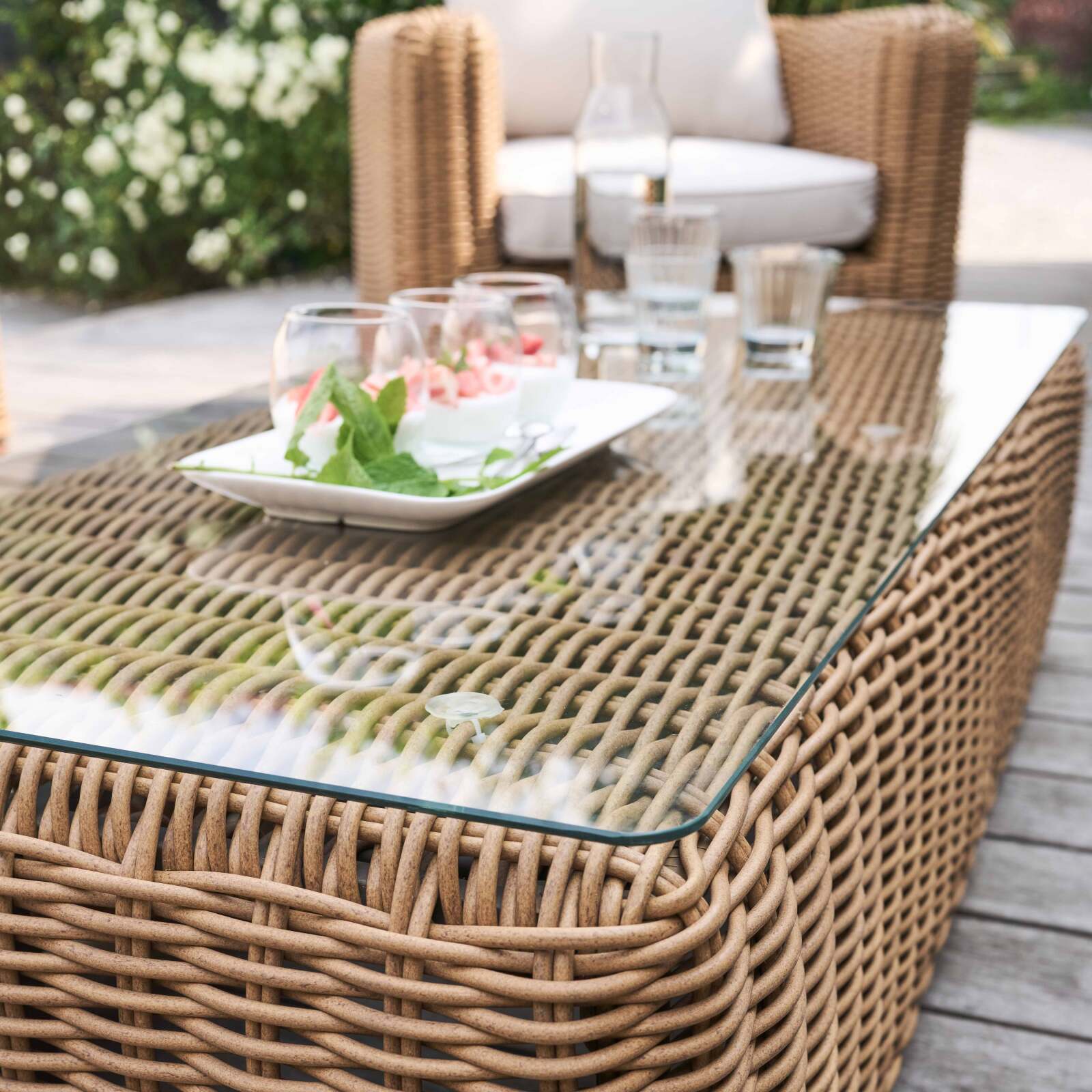 Salotto da giardino basso a 4 posti in resina intrecciata