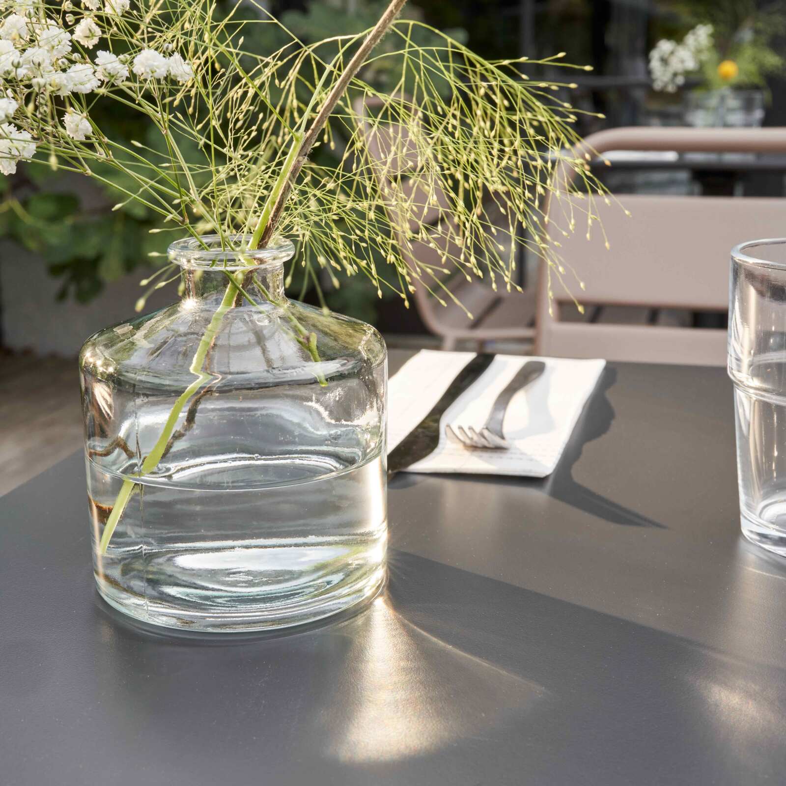 Tavolo da giardino quadrato 60 x 60 cm con gamba basculante in HPL bianco