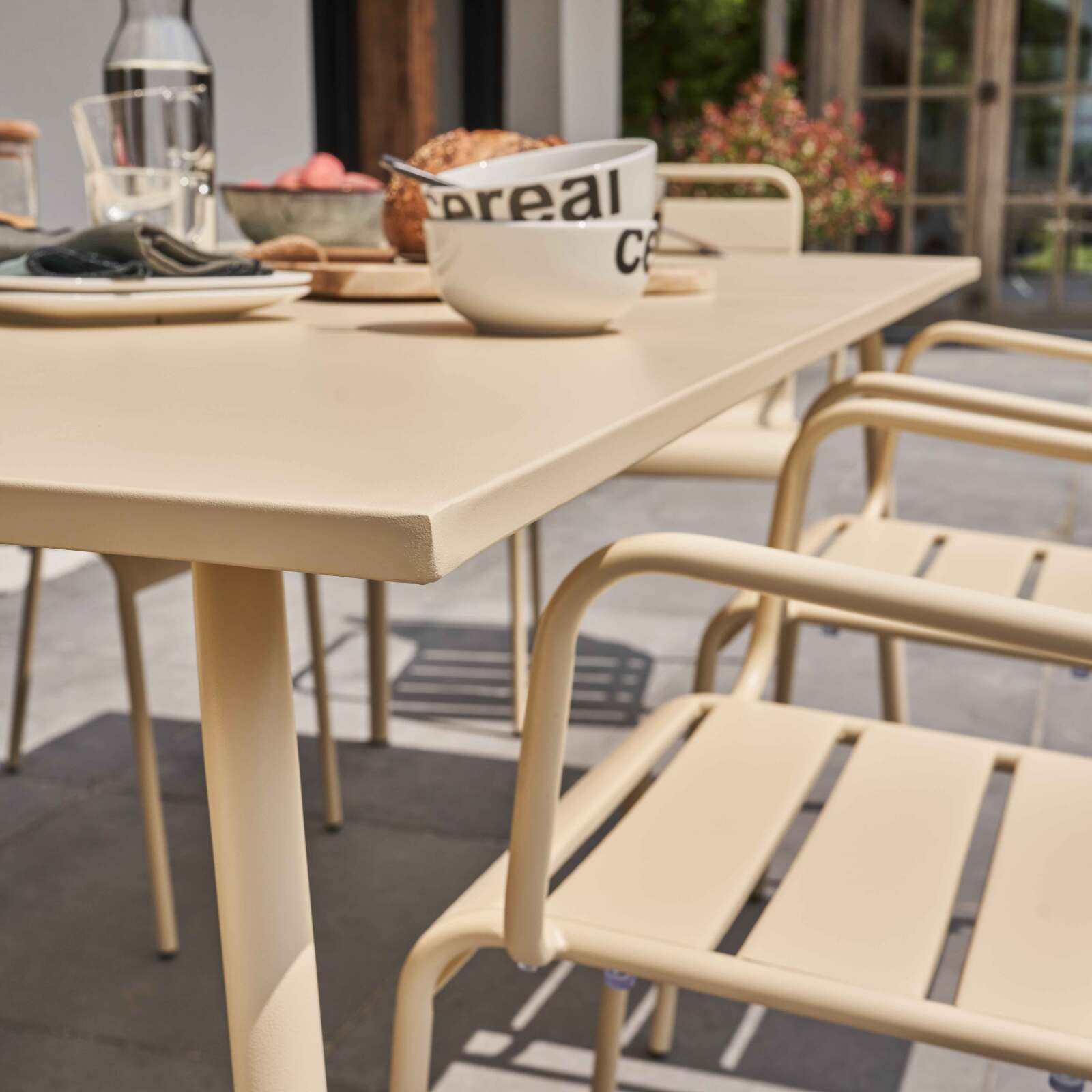 Tavolo da giardino rettangolare 180 x 90 cm e 6 sedie con braccioli in metallo