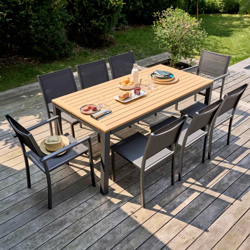 Tavolo da giardino allungabile 180/240 x 74 cm in alluminio e legno di eucalipto FSC® con 8 sedie e 2 sedie con braccioli