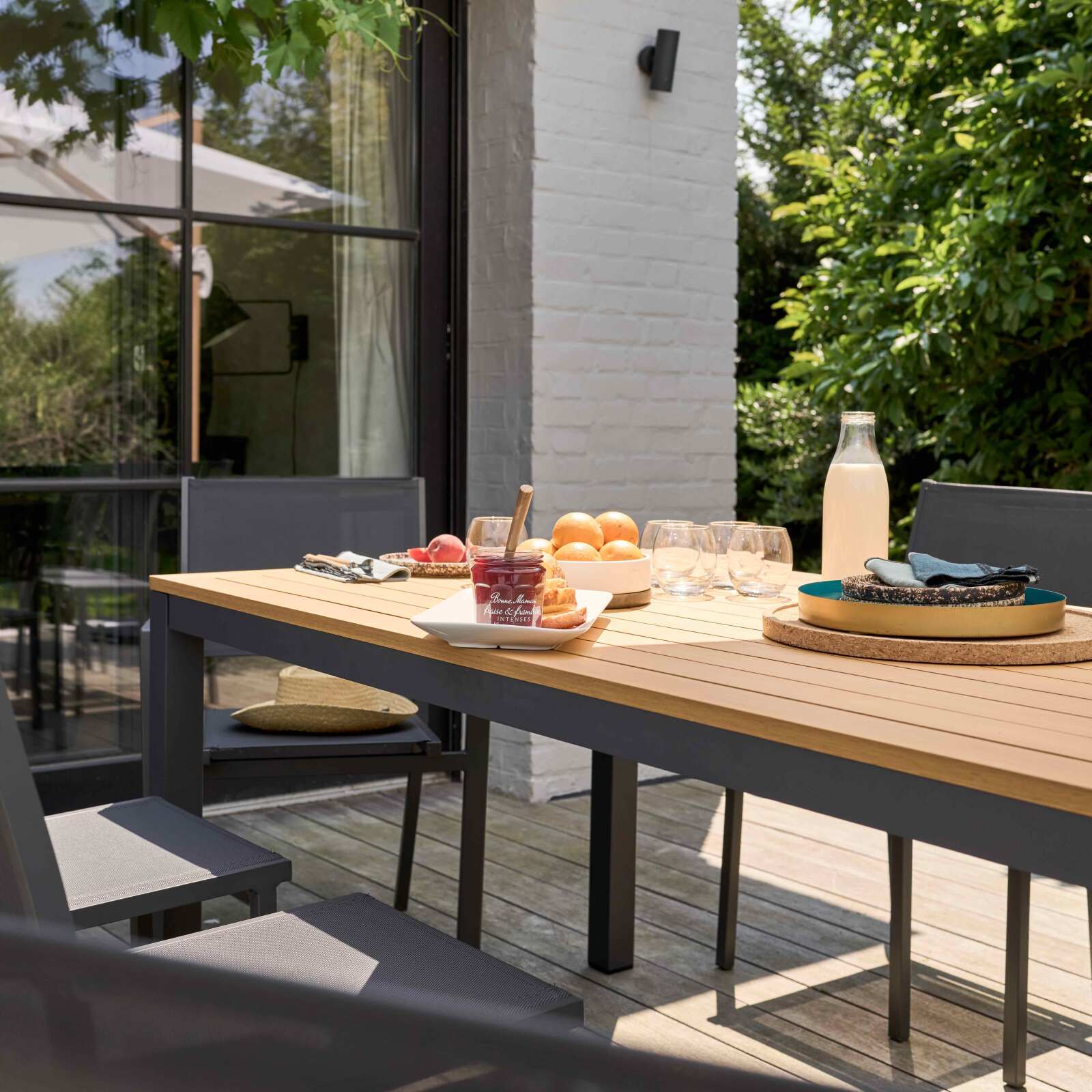 Tavolo da giardino allungabile 180/240 x 74 cm in alluminio e legno di eucalipto FSC® con 8 sedie e 2 sedie con braccioli