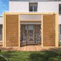 Pergola bioclimatica addossata 3 x 4 m in alluminio bianco con decoro legno con 1, 2 o 3 schermatura