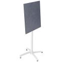 Tavolo alto 60x60 cm inclinabile in laminato con gamba bianca e sedie in metallo