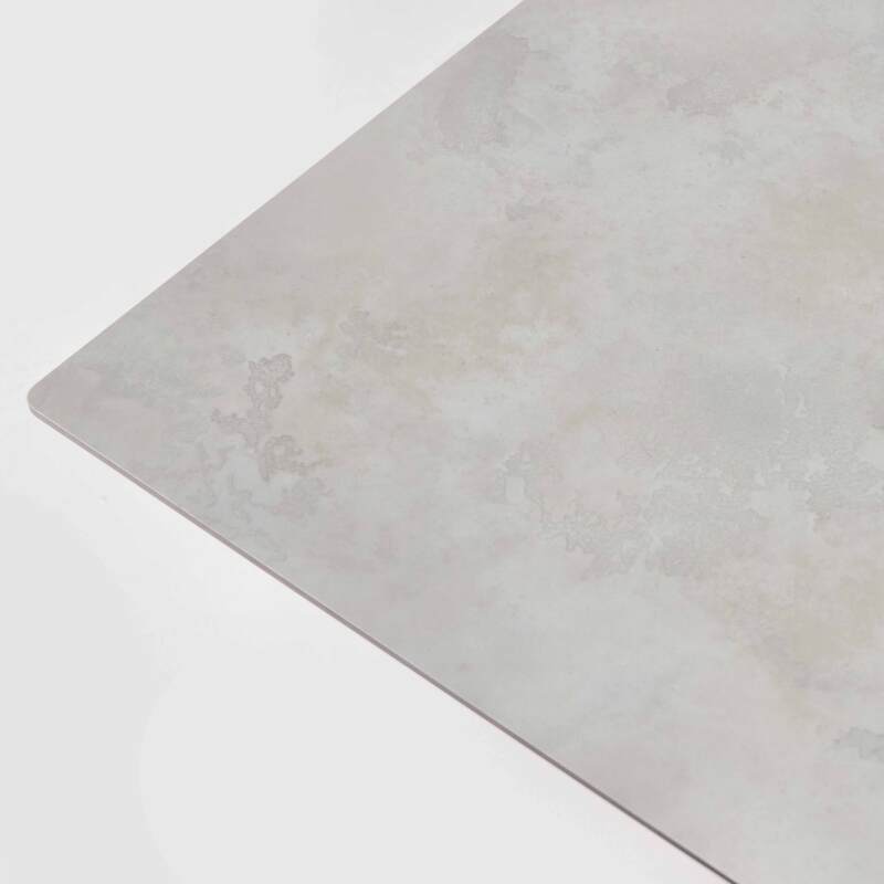 Tavolo alto 60x60 cm inclinabile in laminato con gamba bianca e sedie in metallo