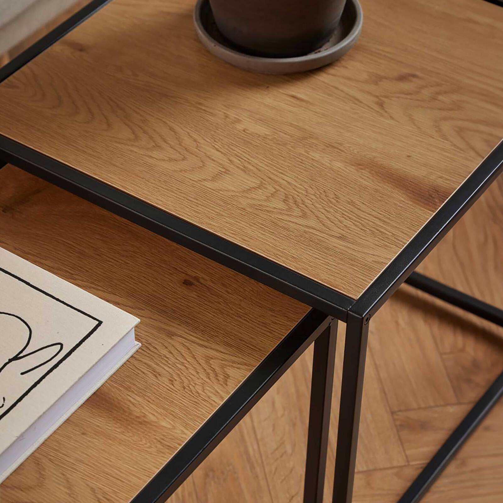 Tavolini impilabili quadrati in acciaio e MDF effetto rovere