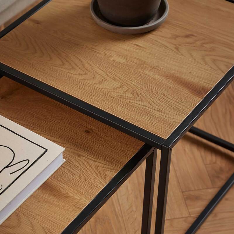 Tavolini impilabili quadrati in acciaio e MDF effetto rovere