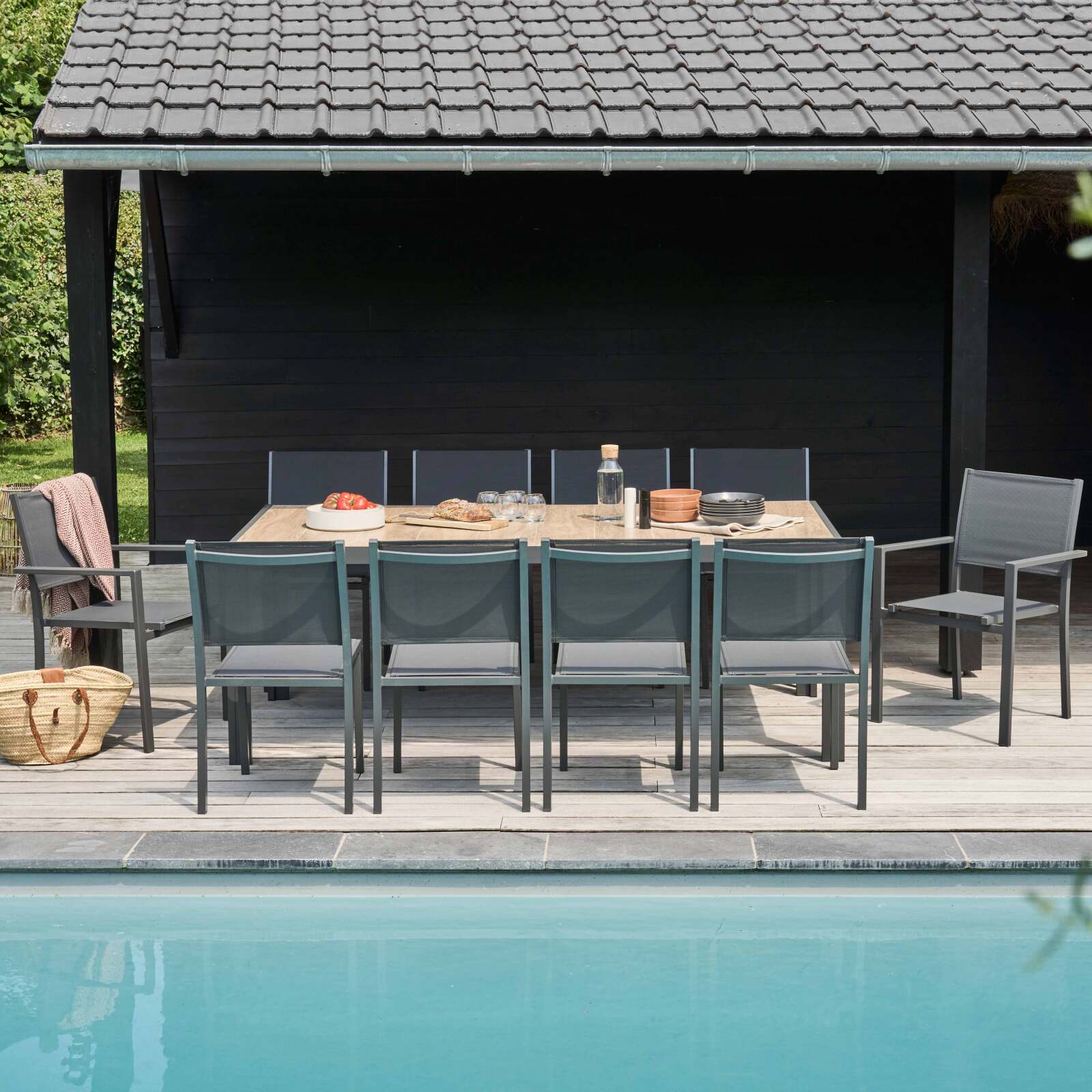 Tavolo da giardino rettangolare con piano in ceramica effetto legno con 8 sedie e 2 sedie con braccioli Tavolo da giardino rettangolare con piano in ceramica effetto legno con 8 sedie e 2 sedie con braccioli