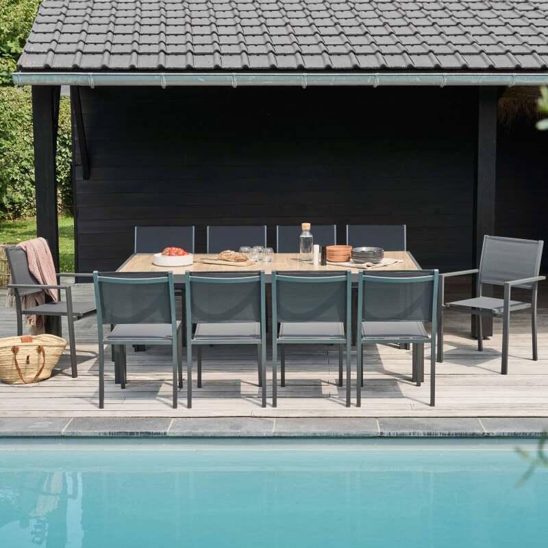 Tavolo da giardino rettangolare con piano in ceramica effetto legno con 8 sedie e 2 sedie con braccioli