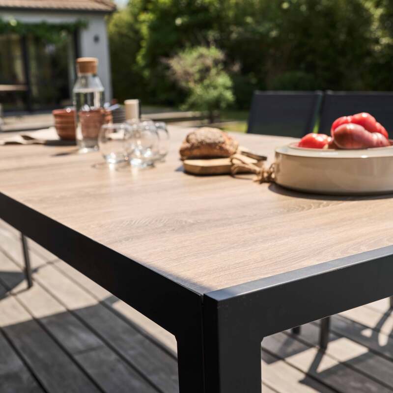 Tavolo da giardino rettangolare con piano in ceramica effetto legno con 8 sedie e 2 sedie con braccioli