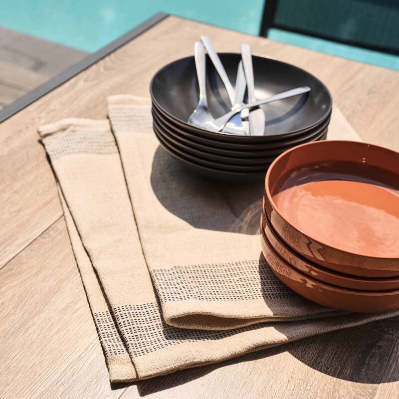 Tavolo da giardino rettangolare con piano in ceramica effetto legno con 8 sedie e 2 sedie con braccioli