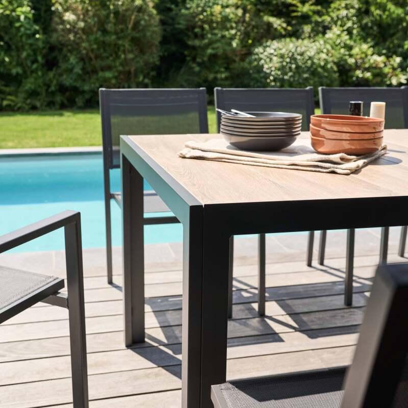 Tavolo da giardino rettangolare con piano in ceramica effetto legno con 8 sedie e 2 sedie con braccioli