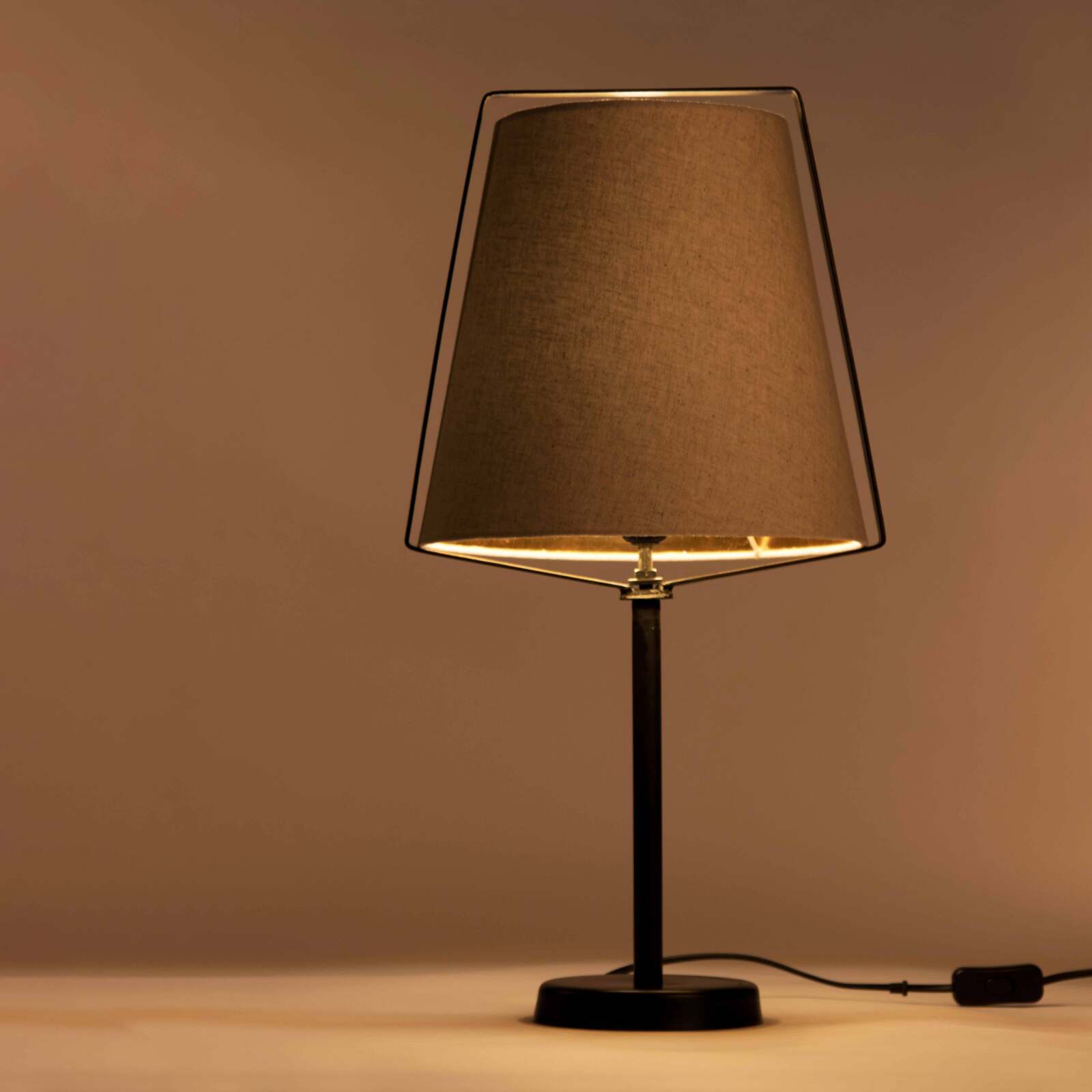 Lampada da tavolo di design con paralume in lino