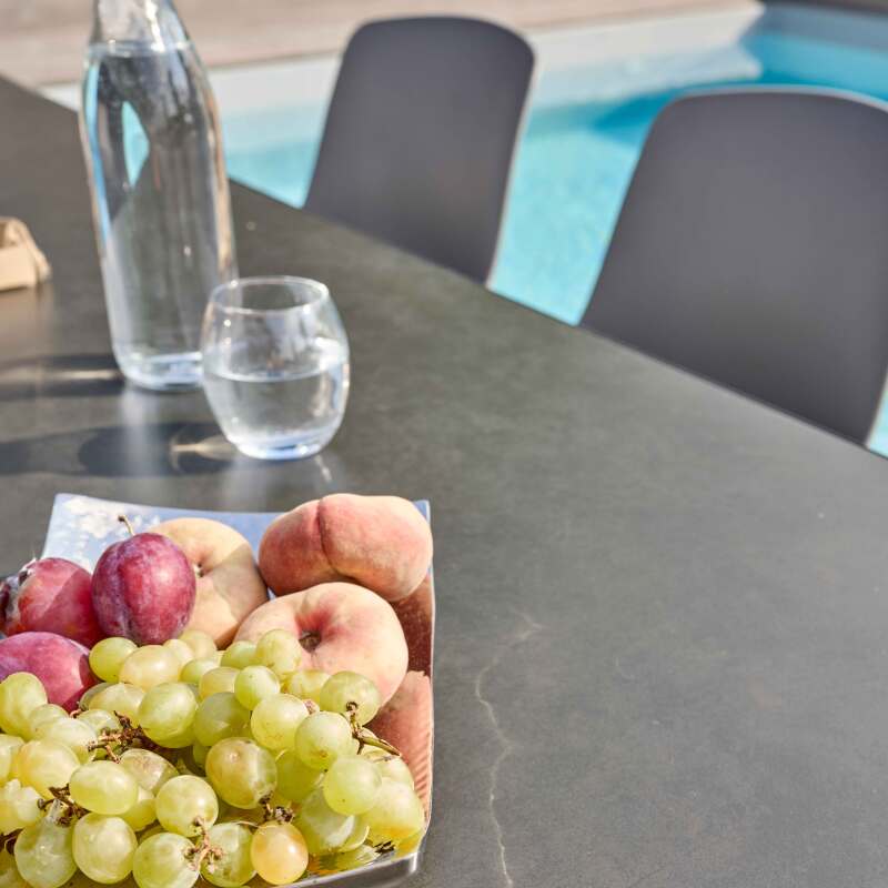 Tavolo da giardino rettangolare 180 x 90 cm in alluminio e pietra sinterizzata con 8 sedie (6/7)