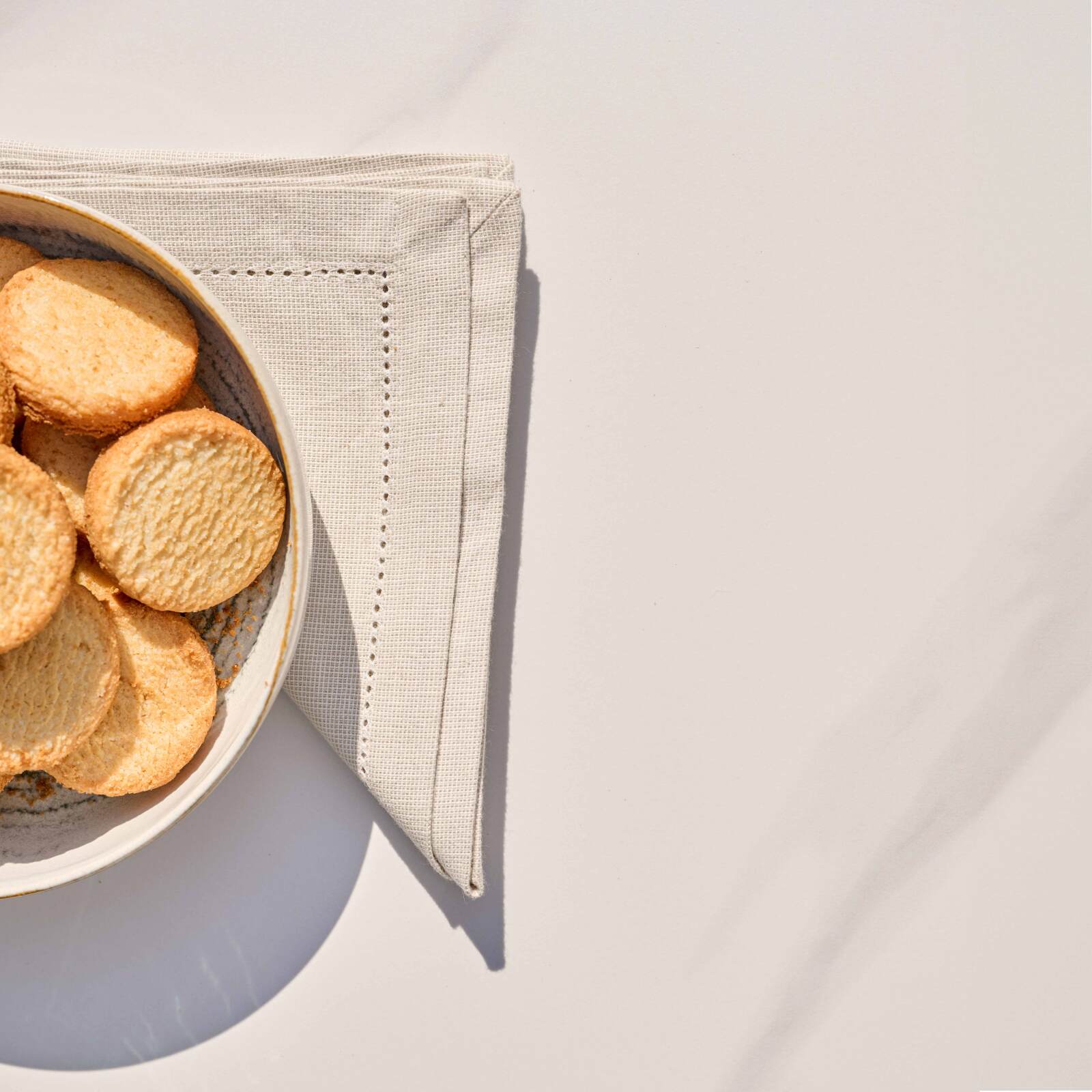 Tavolo da giardino rettangolare 180 x 90 cm in alluminio e pietra sinterizzata con 8 sedie