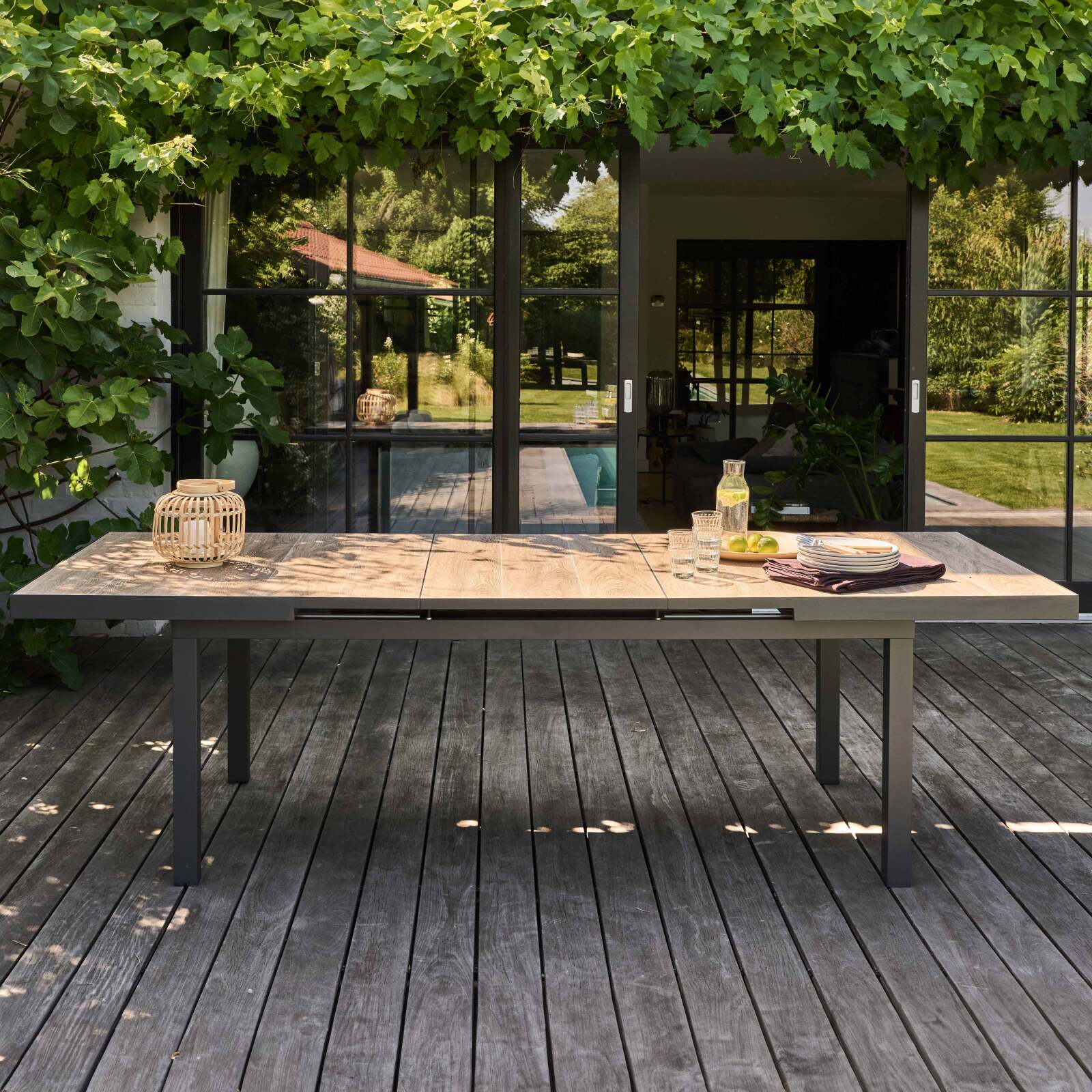 Tavolo da giardino rettangolare allungabile con piano in ceramica effetto legno, 8 sedie e 2 sedie con braccioli