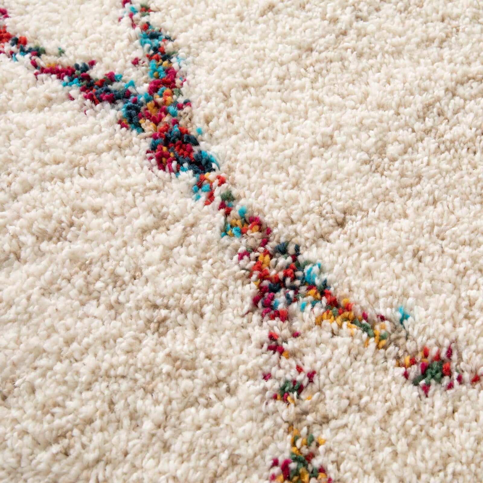 Tappeto rettangolare in polipropilene con motivi etnici e pelo lungo