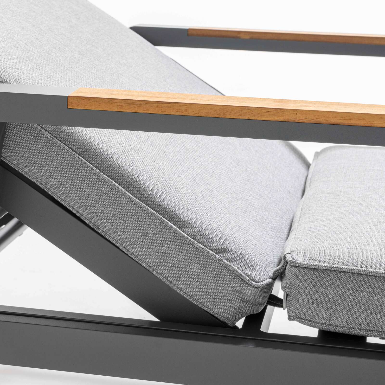 Set di 2 lettini prendisole in alluminio e legno di teak FSC® e ripiano