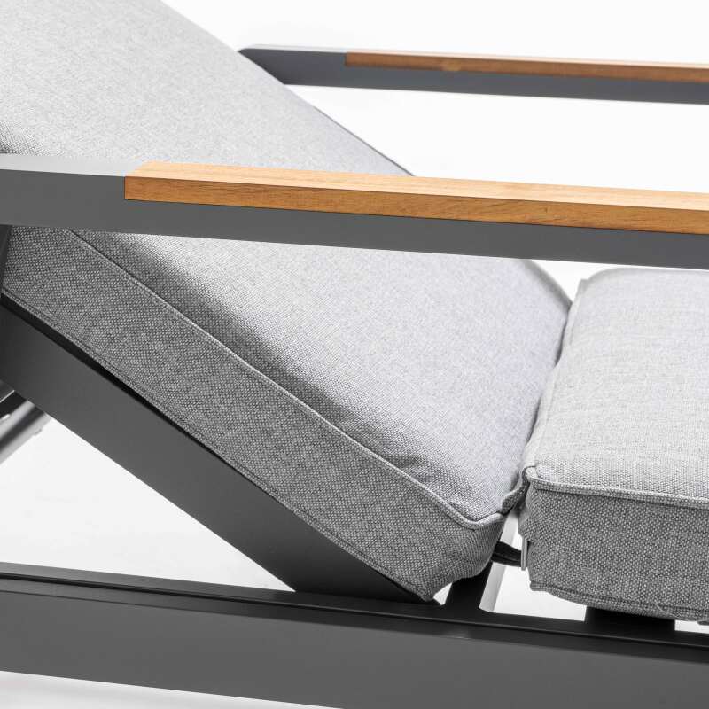 Set di 2 lettini prendisole in alluminio e legno di teak FSC® e ripiano