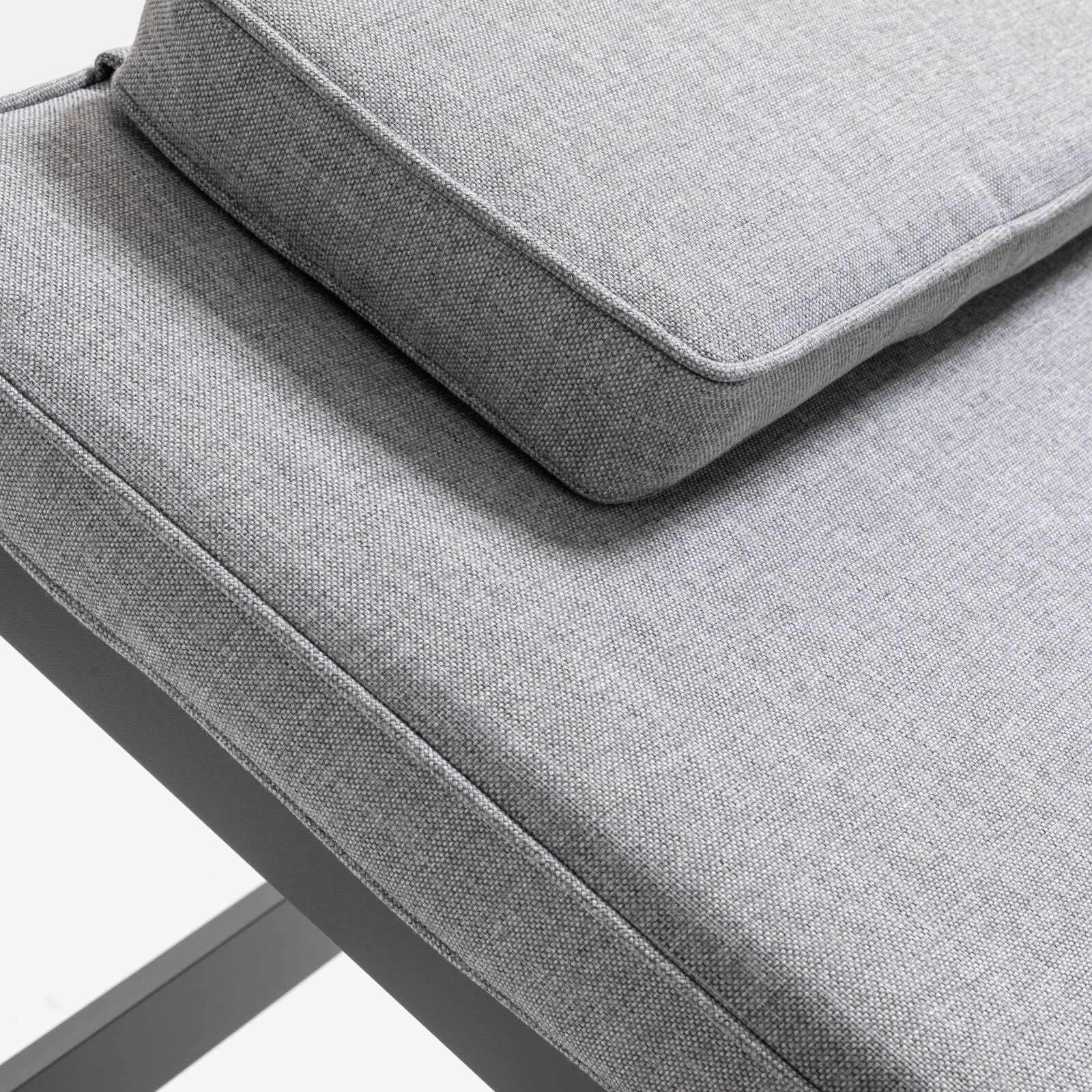 Set di 2 lettini prendisole in alluminio e legno di teak FSC® e ripiano