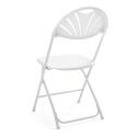Silla de recepción plegable de plástico blanca.