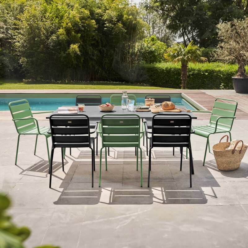 Tavolo da giardino rettangolare 180 x 90 cm e 8 sedie spaiate con braccioli in metallo