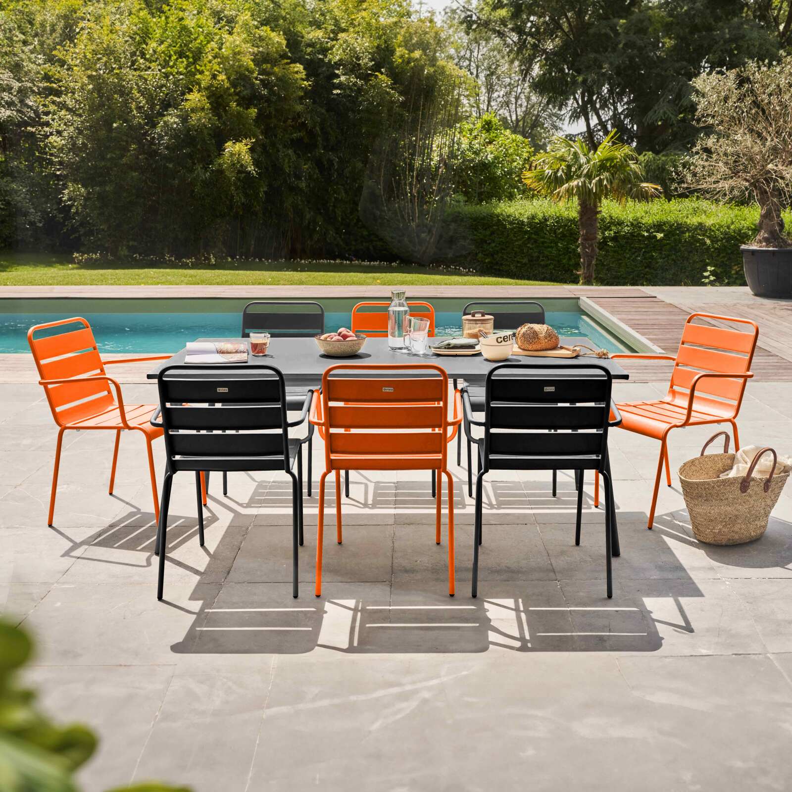 Tavolo da giardino rettangolare 180 x 90 cm e 8 sedie spaiate con braccioli in metallo