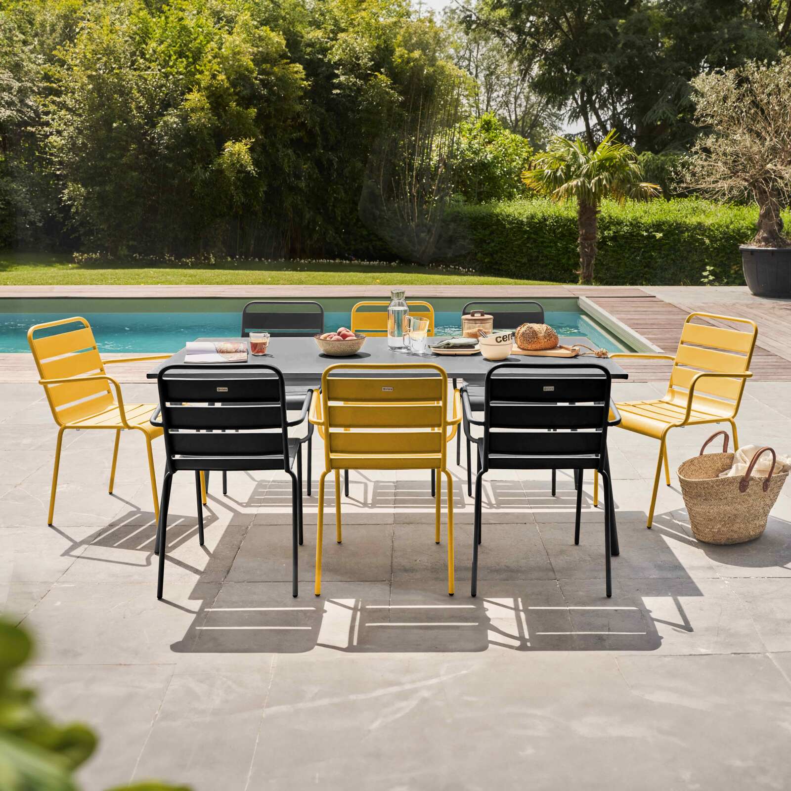 Tavolo da giardino rettangolare 180 x 90 cm e 8 sedie spaiate con braccioli in metallo