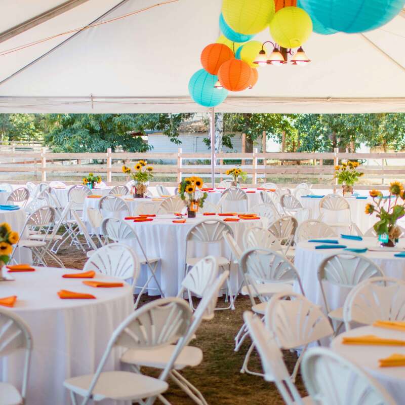 Set di 2 sedie da reception pieghevoli traforate bianche