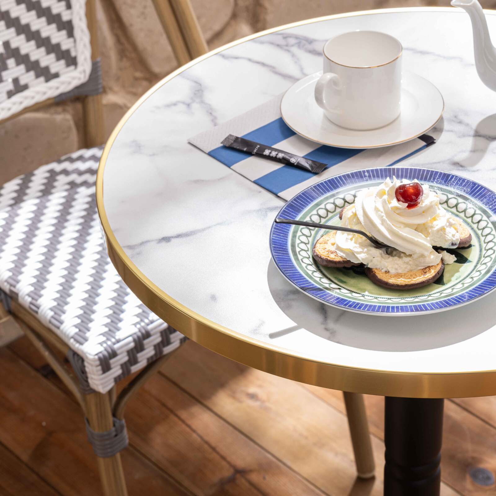 Tavolo da terrazza ⌀60 cm reclinabile in laminato e 2 sedie in alluminio stile bistrot 