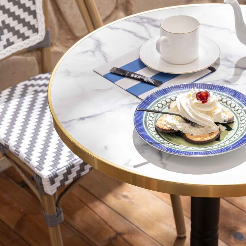 Tavolo da terrazza ⌀60 cm reclinabile in laminato e 2 sedie in alluminio stile bistrot  (4/10)