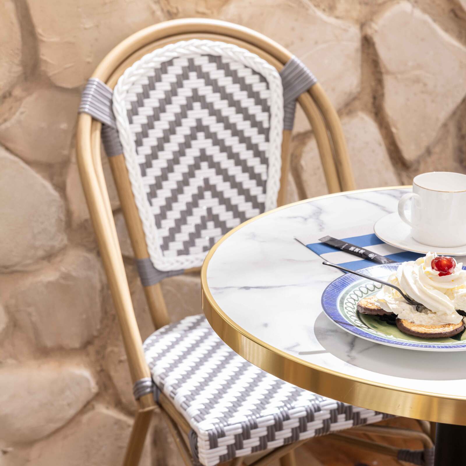 Tavolo da terrazza ⌀60 cm reclinabile in laminato e 2 sedie in alluminio stile bistrot 