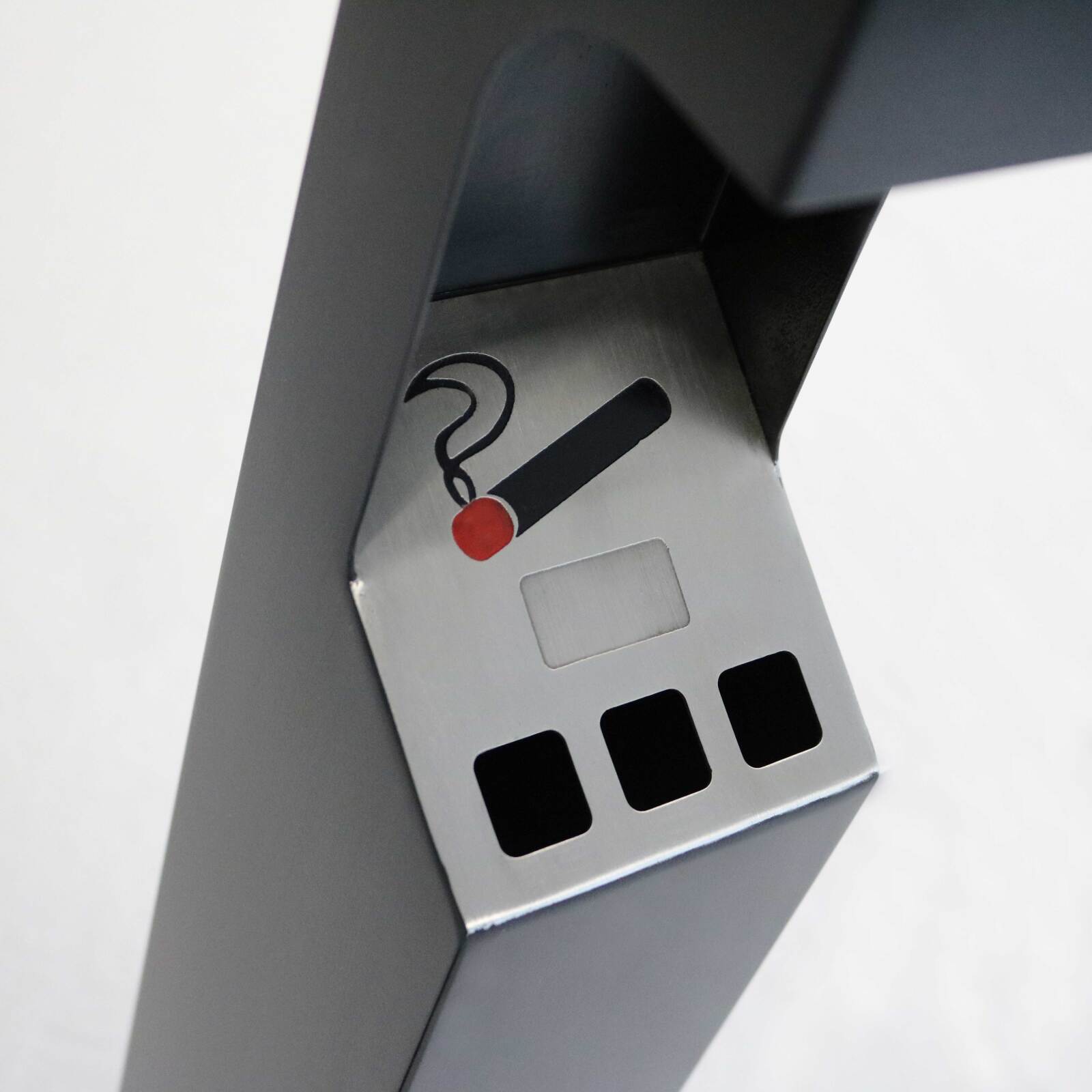 Posacenere da esterno a parete in acciaio nero Posacenere da esterno a parete in acciaio nero