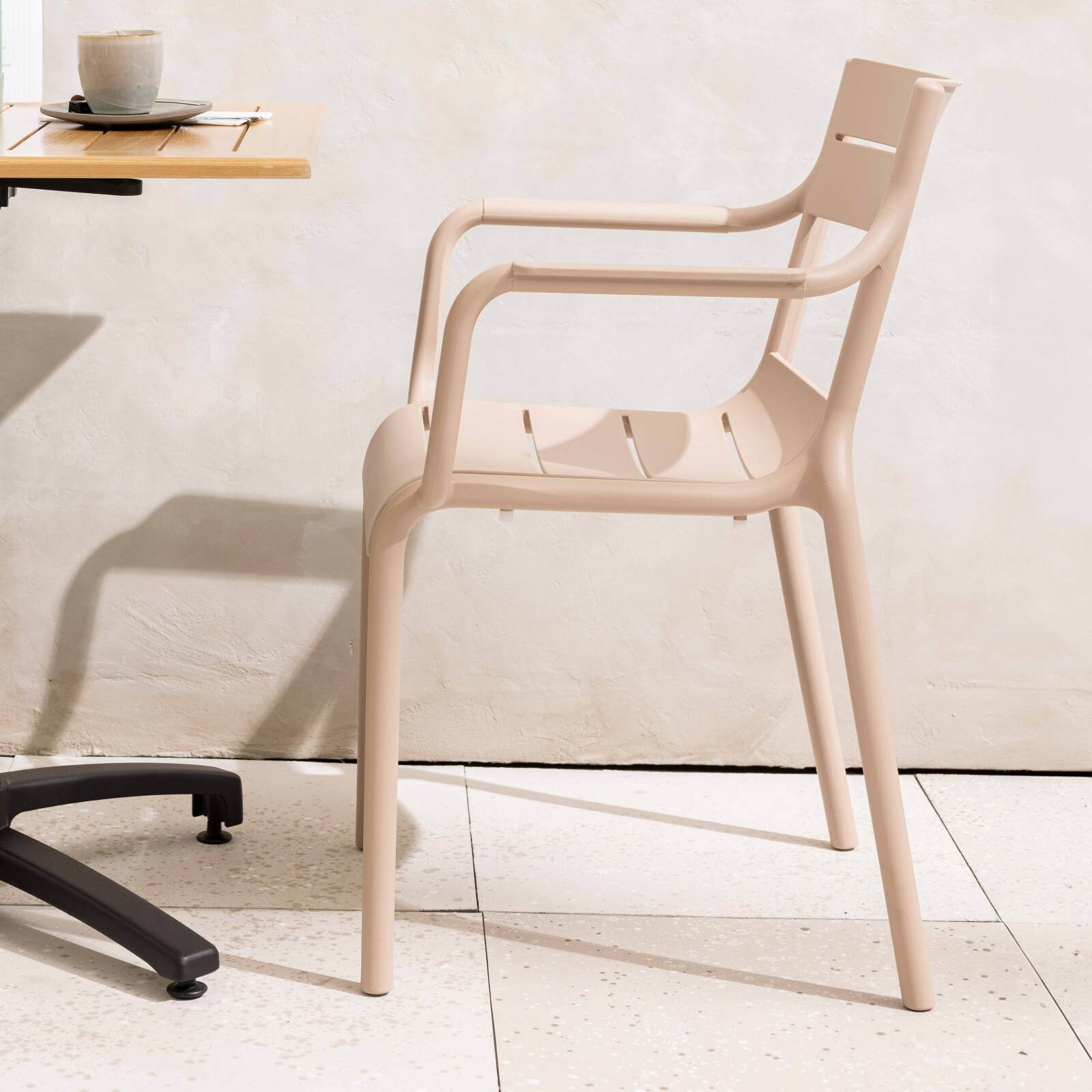 Sedia da giardino in plastica con braccioli