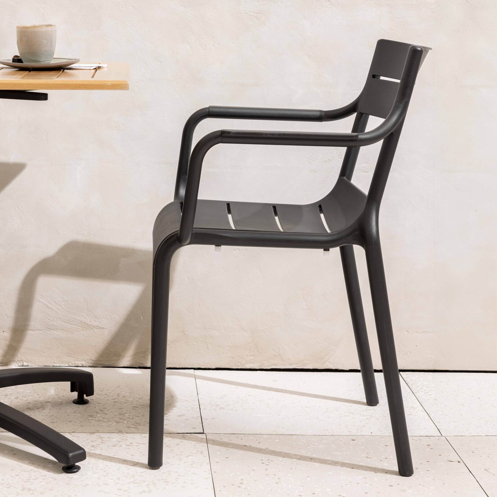 Sedia da giardino in plastica con braccioli