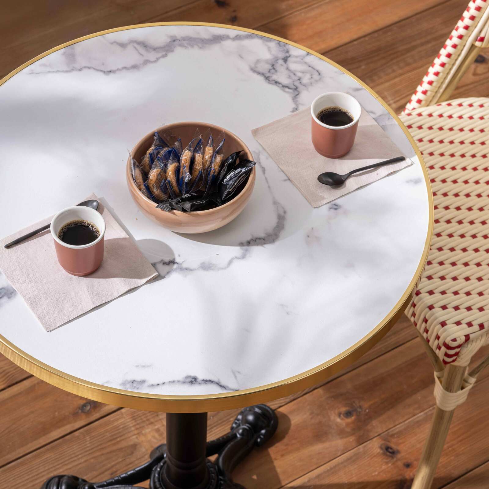 Tavolo da terrazza ⌀60 cm reclinabile in laminato e 2 sedie stile bistrot in rattan sintetico