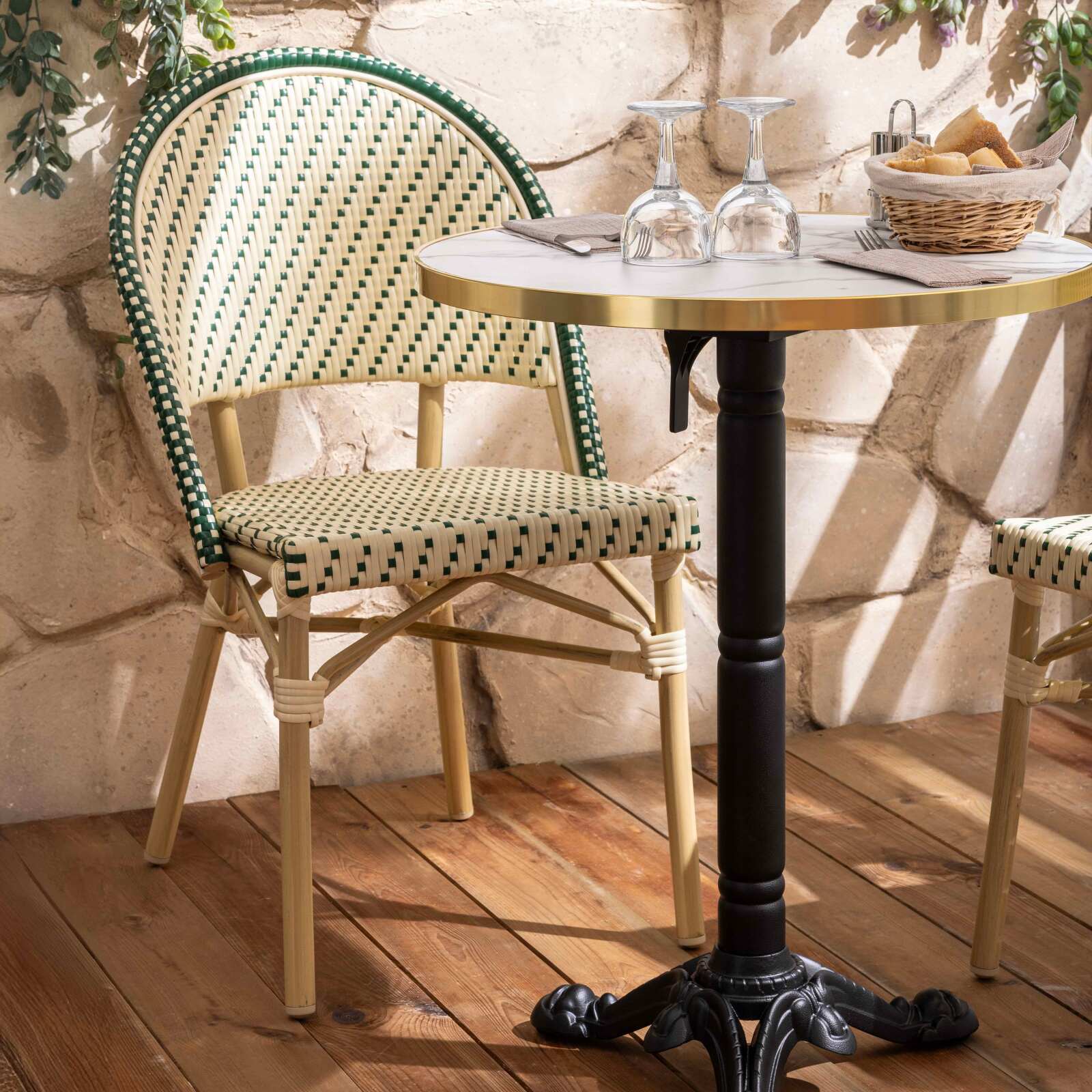Tavolo da terrazza ⌀60 cm reclinabile in laminato e 2 sedie stile bistrot in rattan sintetico