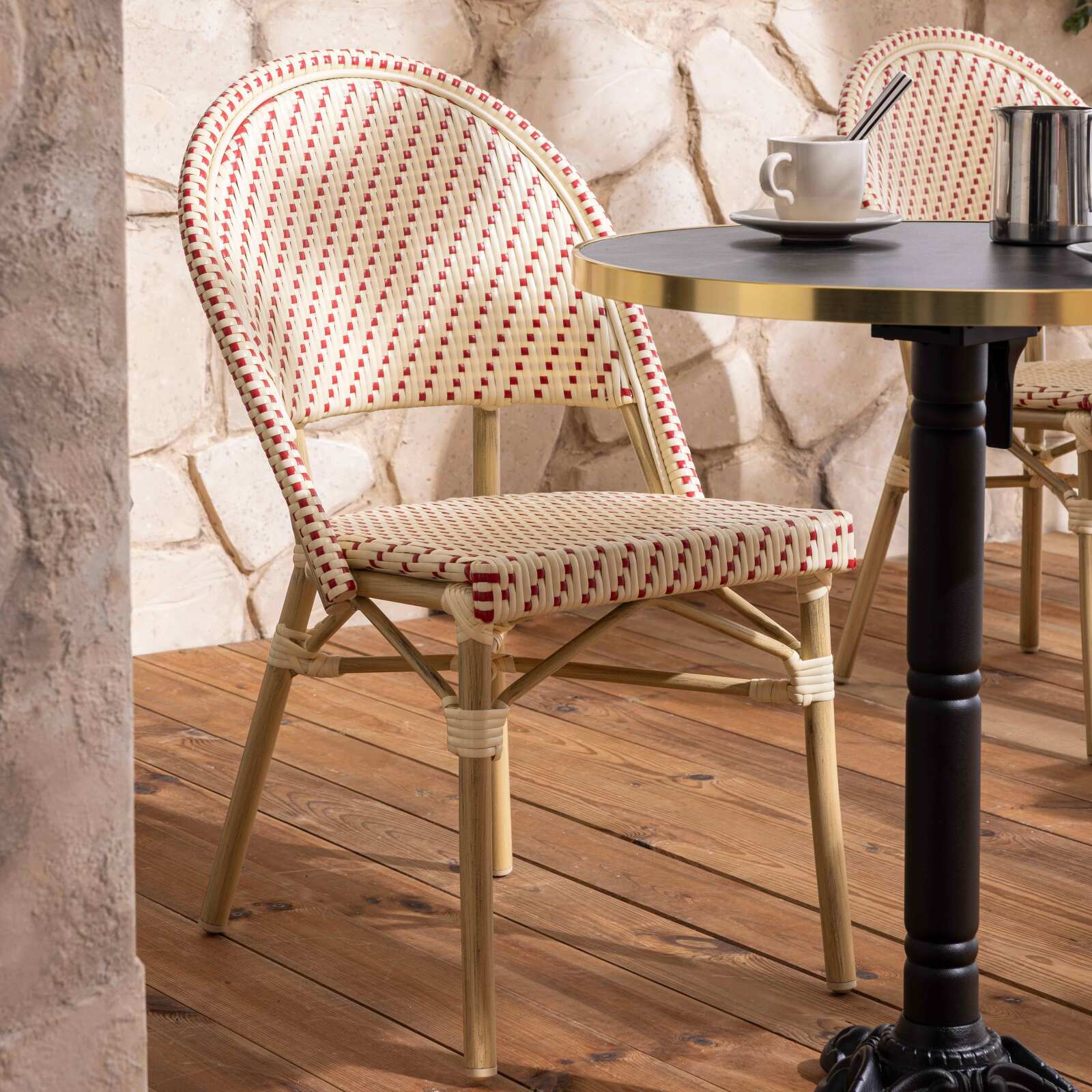 Tavolo da terrazza ⌀60 cm reclinabile in laminato e 2 sedie stile bistrot in rattan sintetico
