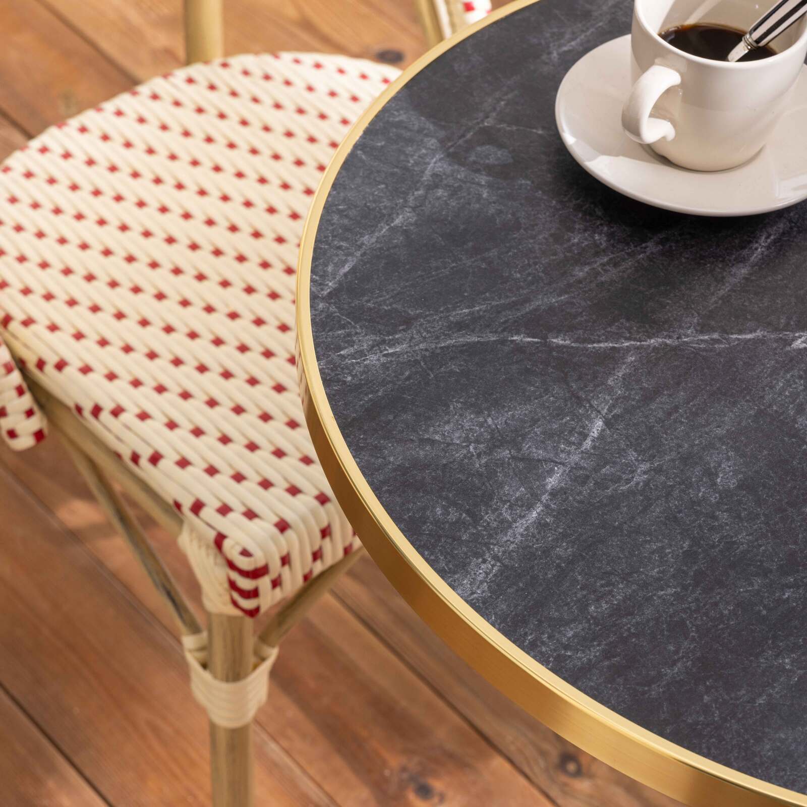 Tavolo da terrazza ⌀60 cm reclinabile in laminato e 2 sedie stile bistrot in rattan sintetico