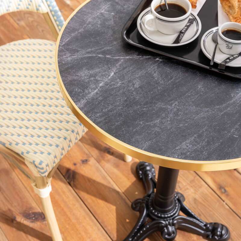 Tavolo da terrazza ⌀60 cm reclinabile in laminato e 2 sedie stile bistrot in rattan sintetico