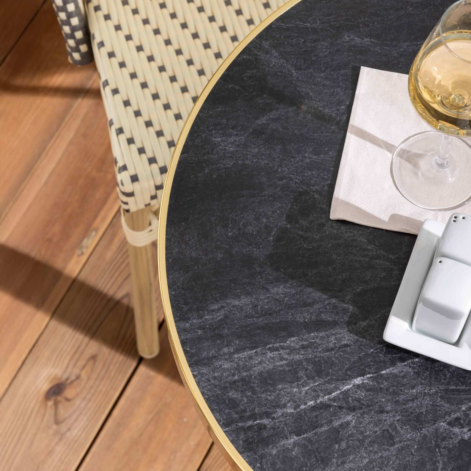 Tavolo da terrazza ⌀60 cm reclinabile in laminato e 2 sedie stile bistrot in rattan sintetico
