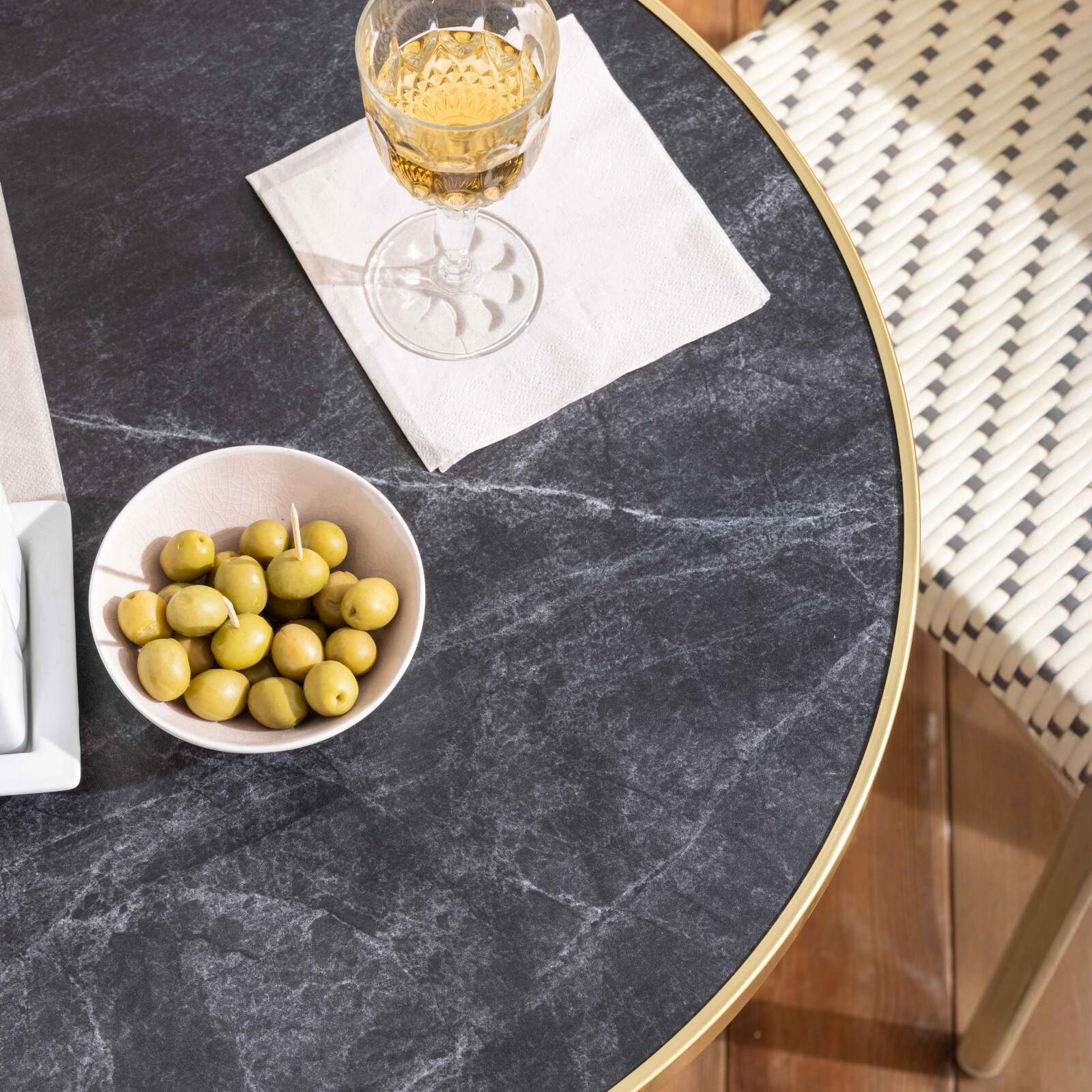 Tavolo da terrazza ⌀60 cm reclinabile in laminato e 2 sedie stile bistrot in rattan sintetico