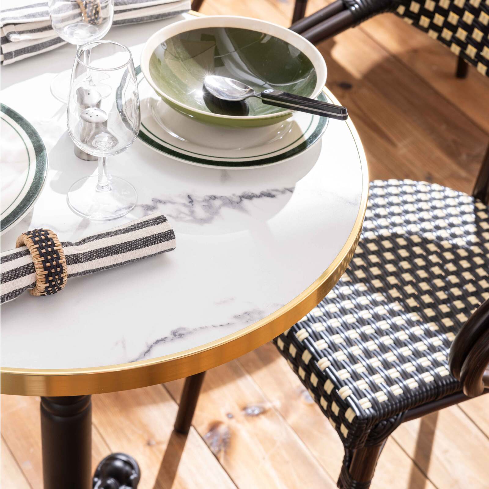 Tavolo da terrazza ⌀60 cm reclinabile in laminato e 2 sedie bistrot in alluminio e rattan sintetico