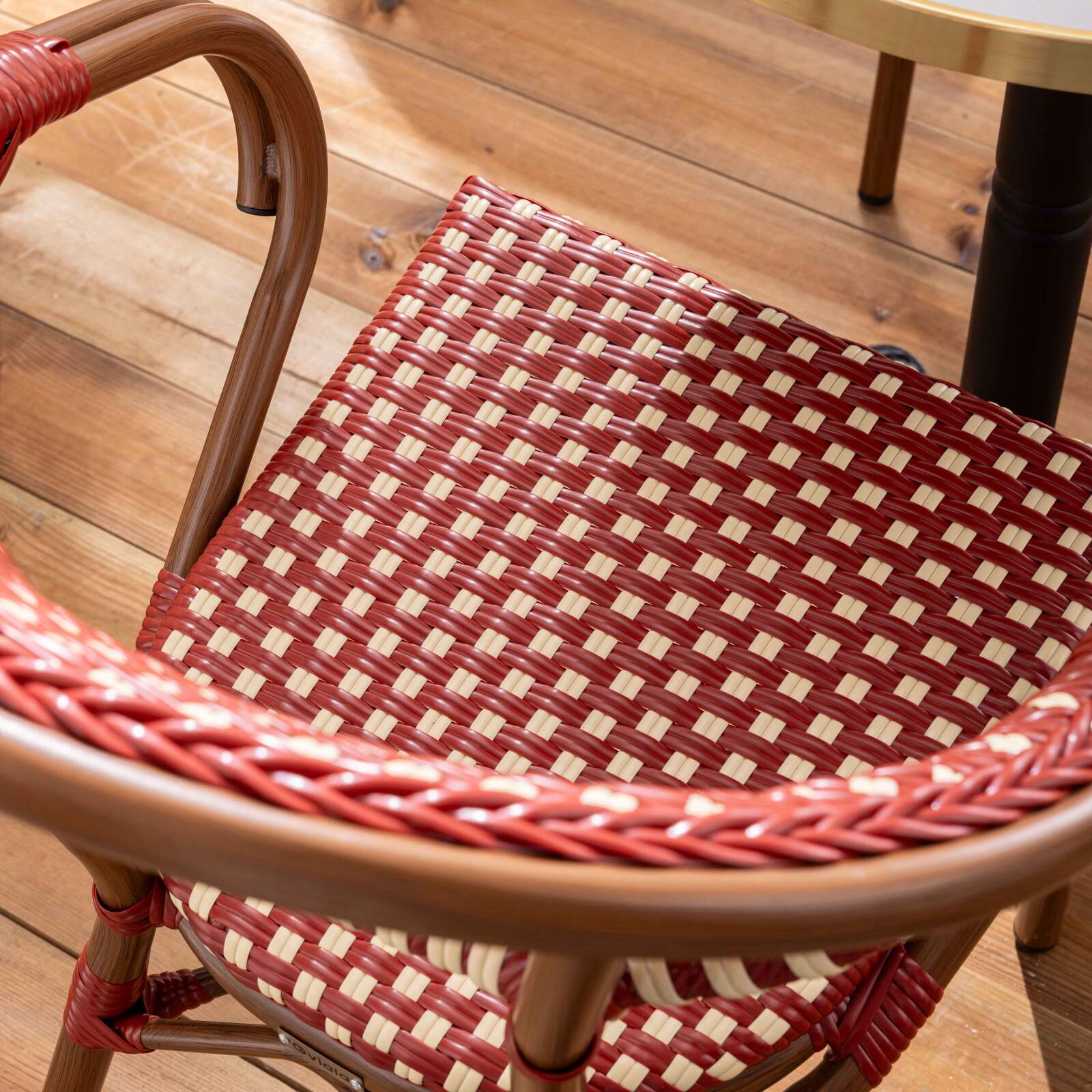 Tavolo da terrazza ⌀60 cm reclinabile in laminato e 2 sedie bistrot in alluminio e rattan sintetico